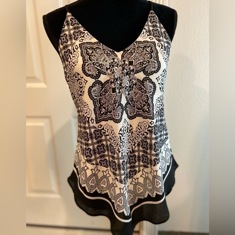 I.N. San Francisco~Black & White V-Neck Handkerchief Filigree Top~Size M